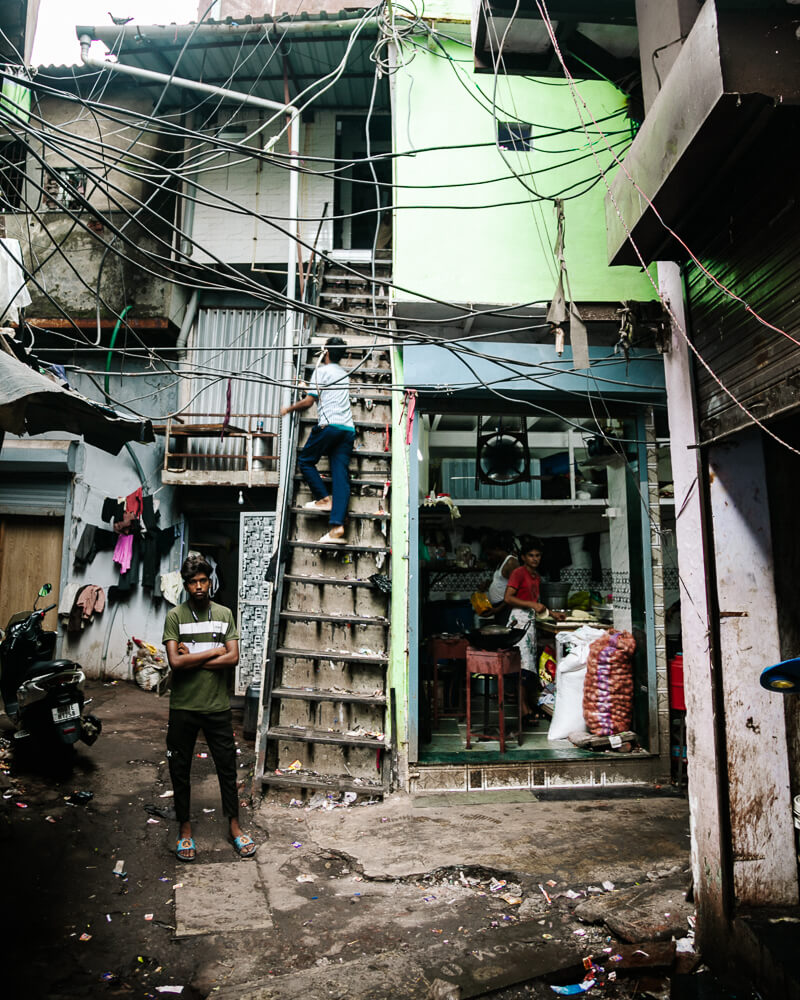 Een van de tours die niet mag ontbreken in dit lijstje van bezienswaardigheden in Mumbai is een bezoek aan sloppenwijk Dharavi.