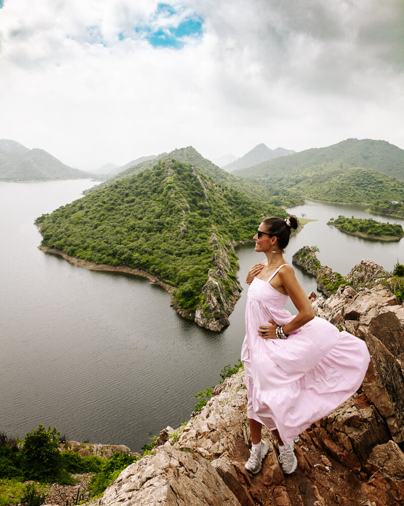 Een van de bezienswaardigheden die de laatste jaren steeds populairder is geworden is het Bahubali uitzichtpunt, gelegen 15 kilometer buiten Udaipur India. 