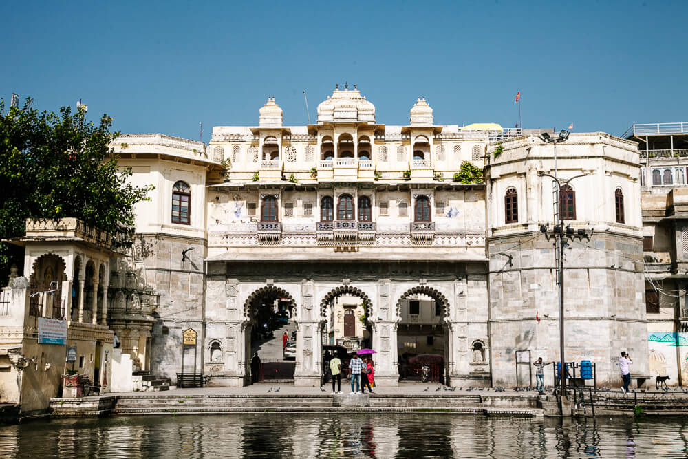 Een van de iconische bezienswaardigheden in Udaipur India is Gangaur Ghat, gelegen aan het Pichola meer. 