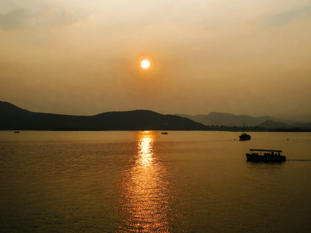 Zondondergang over Pichola meer in Udaipur.