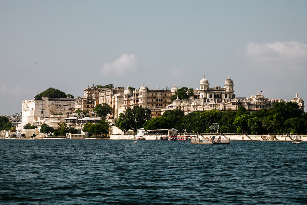 Een van de top bezienswaardigheden in Udaipur India is het City Palace. gelegen aan de oevers van het Pichola meer.