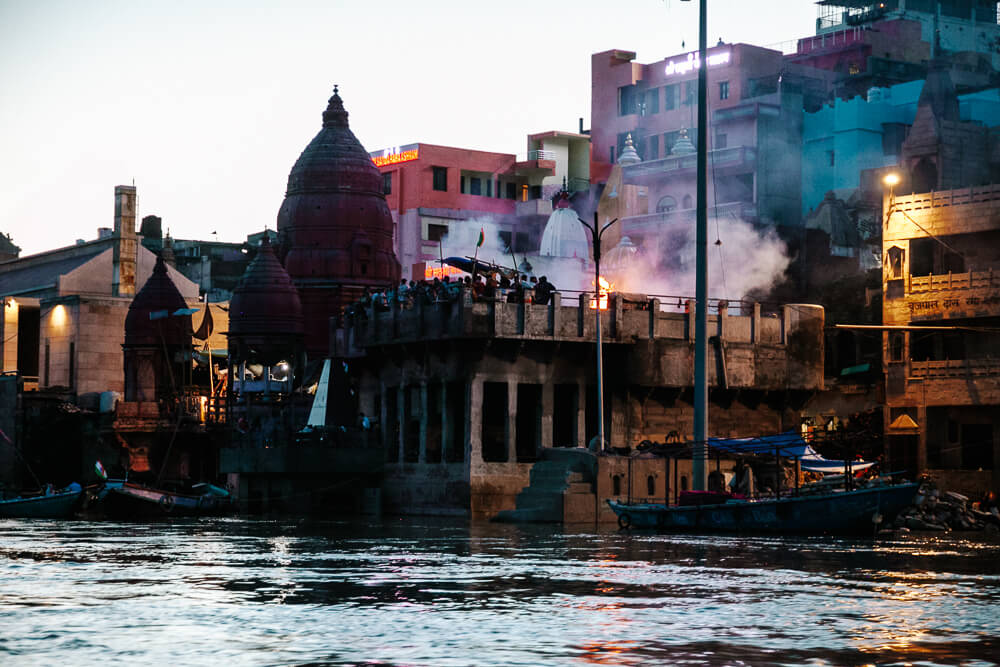 Een van de bezienswaardigheden in Varanasi die op je netvlies zal blijven staan is een bezoek aan de burning ghats, heilige plekken waar overledenen onder het toeziend oog van hun dierbaren in de openlucht worden gecremeerd en het as in de Ganges wordt gestrooid. 