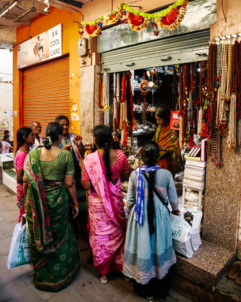 Vrouwen in sari.