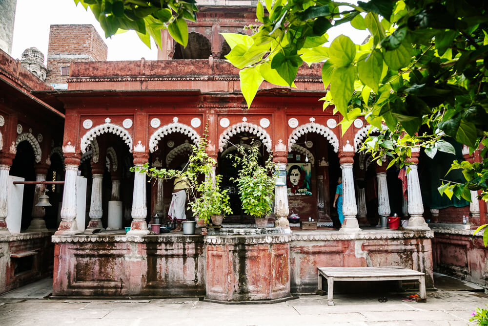 In Varanasi in India kan zich achter elke deur  een kleine tempel verschuilen.