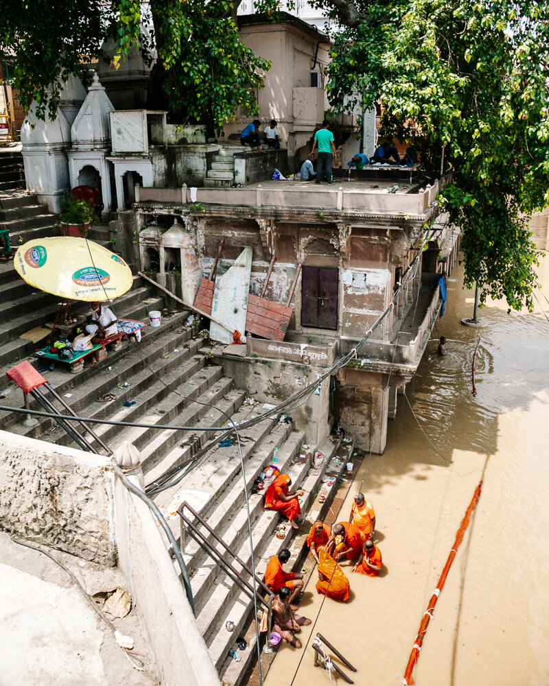 Varanasi in India staat bekend om haar ghats, trappen die naar de Ganges leiden. 