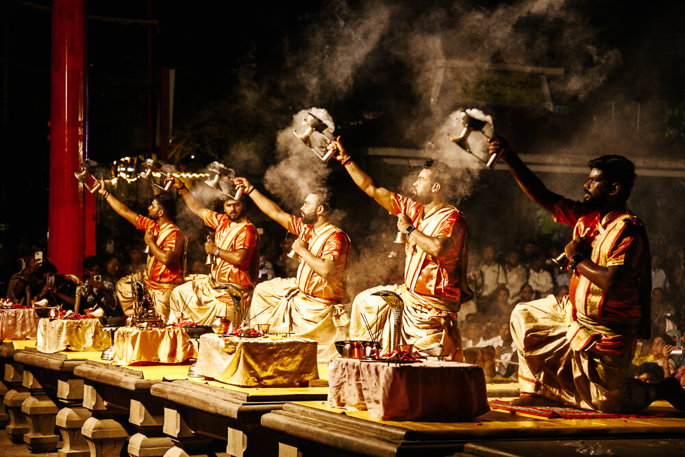 Een van de meest bijzondere dingen om te doen en absolute hoogtepunten als je Varanasi in India bezoekt is het bijwonen van de Aarti ceremonie.