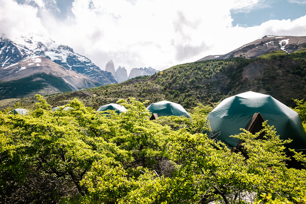 Ontdek alles wat je wilt weten over Ecocamp Patagonia dome hotel, gelegen aan de voet van het bekende Torres del Paine massief in Chili.