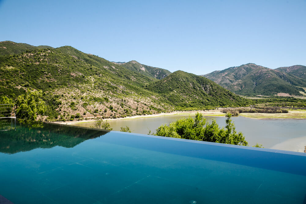 Infinity pool met uitzicht over Millahue, in the Cachapoal Vallei, aan de voet van het Andes gebergte.