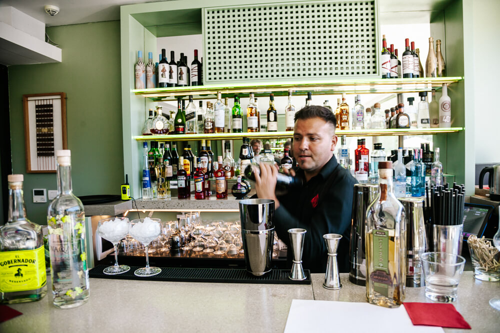 Bij Hotel Vik Chile kun je een korte mixology les volgen waarbij mixologist Luciano zijn bar openstelt voor een pisco proeverij.