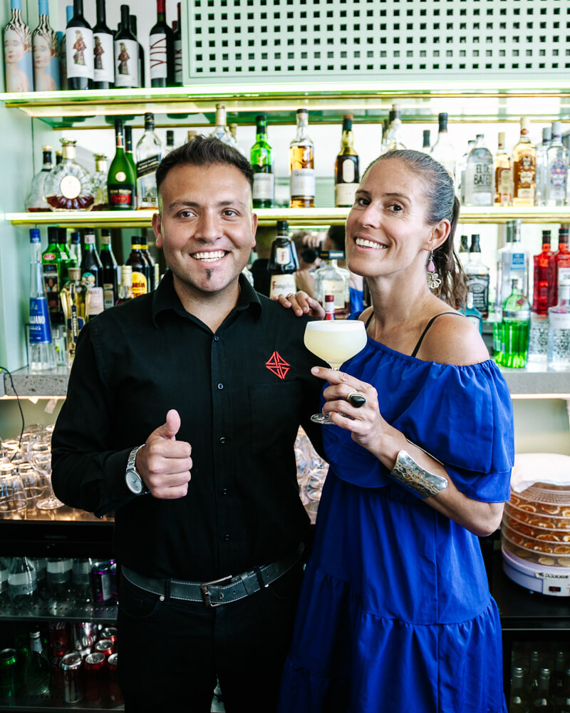 Bij Hotel Vik Chile kun je een korte mixology les volgen waarbij mixologist Luciano zijn bar openstelt voor een pisco proeverij.