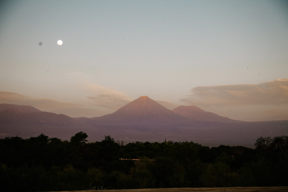 Uitzicht op zonsondergang en Lincacabur vulkaan.