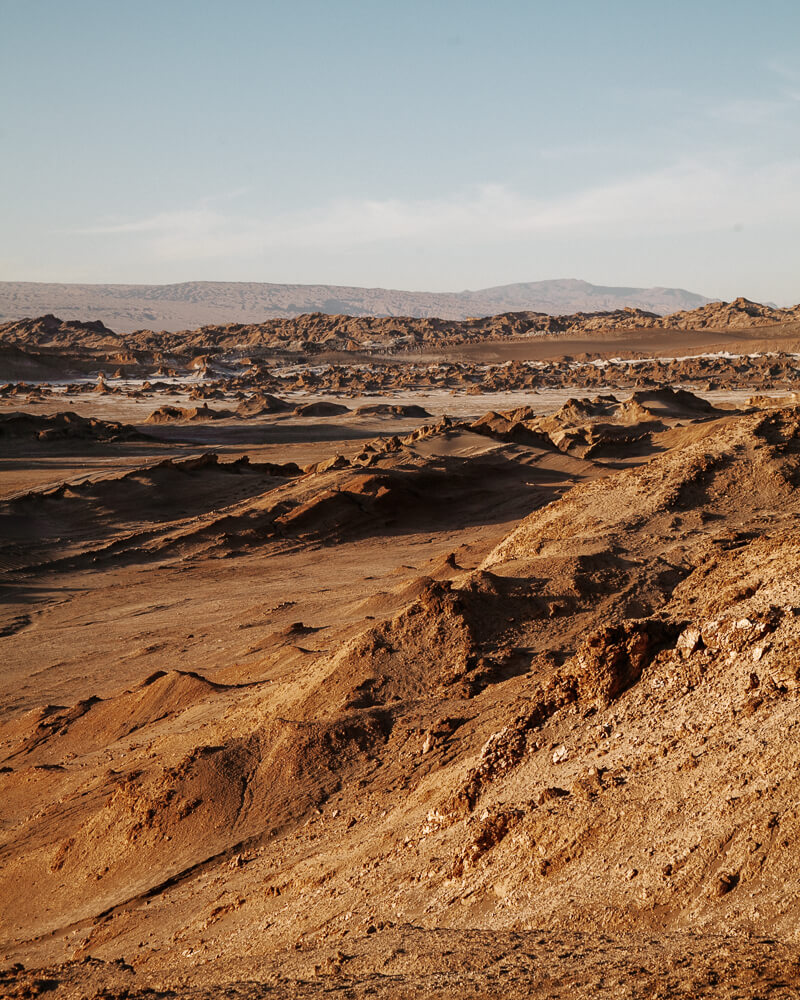 Bij Cordillera de Sal maak je kennis met diverse woestijnlandschappen, waaronder zandduinen, roodachtige gronden van klei en bijzondere rotsformaties. 