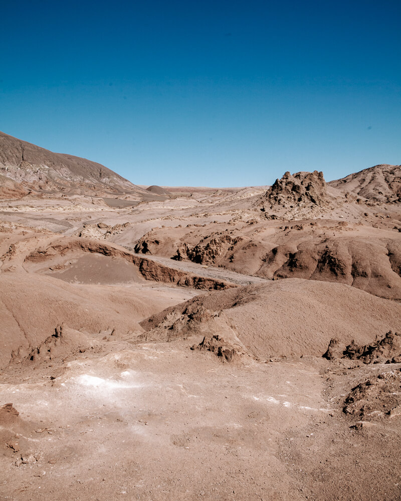 Domeyko is een klein gebergte in de Atacama woestijn, met canyons, kleimuren en ravijnen die miljoenen jaren geleden zijn ontstaan door wind en water.