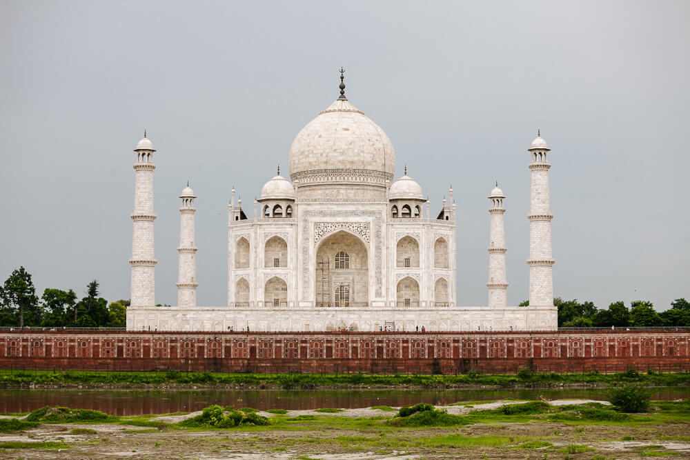 Een van de beste plekken om de Taj Mahal op rustige wijze te observeren is Mehtab Bagh - maanlicht tuin. 