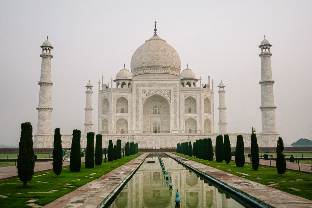 De Taj Mahal is een van de bezienswaardigheden in India waar jaarlijks miljoenen mensen voor naar Agra toe reizen.