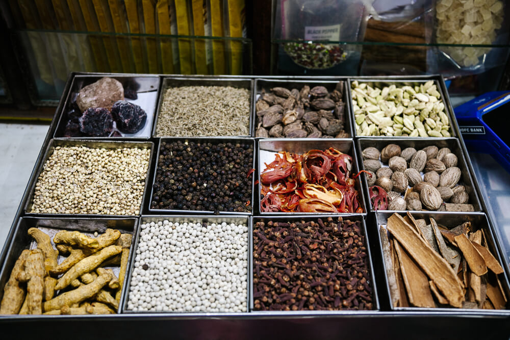 Aan de rand van Chandni Chowk vind je Khari Baoli, de oudste kruidenmarkt van India.