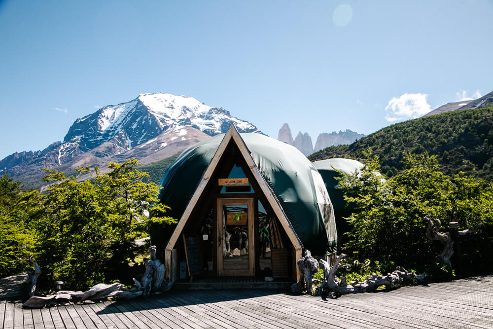 Receptie van Ecocamp Patagonia dome hotel in Torres del Paine Chili.