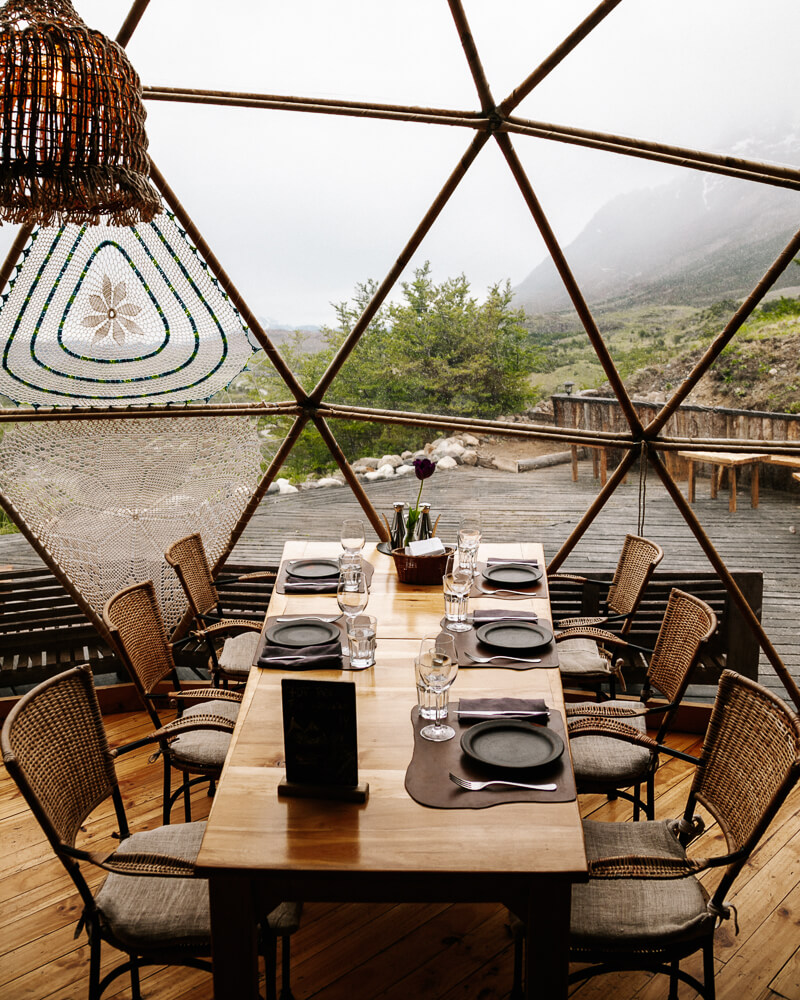 Het centrale punt bij Ecocamp Patagonia dome hotel Torres del Paine, zijn de stijlvol en gezellig ingerichte community domes, waar zich het restaurant, de bar en lounge ruimte bevindt. 