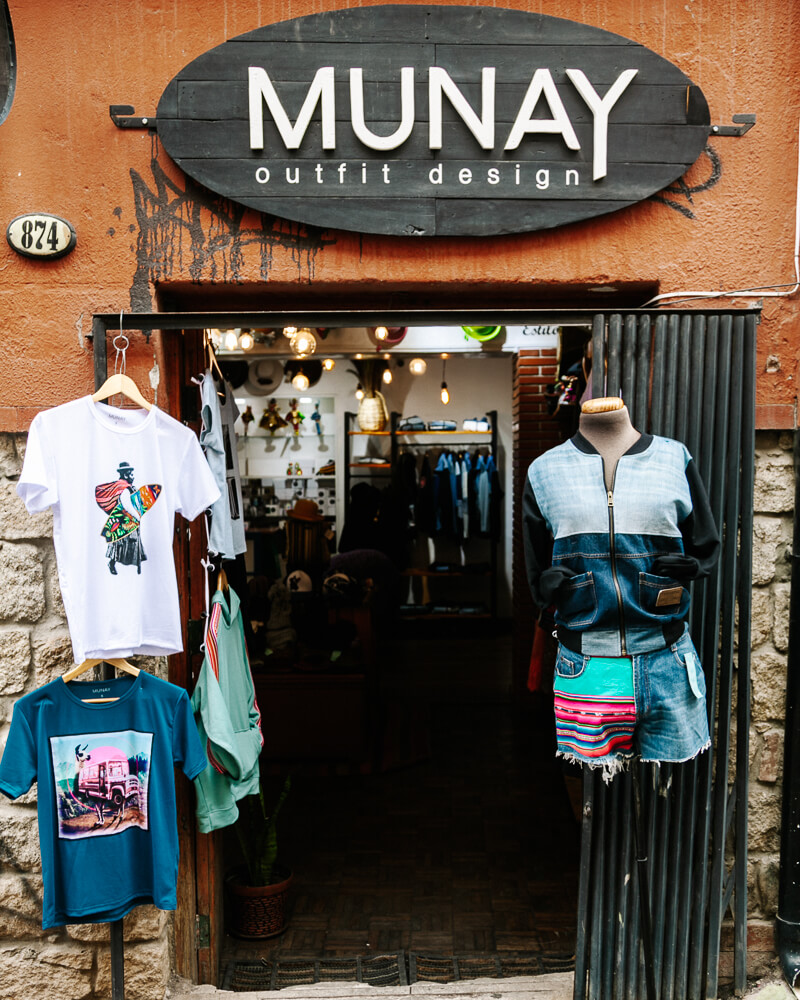 Munay sells t-shirts, caps and jackets with prints and Bolivian colors.