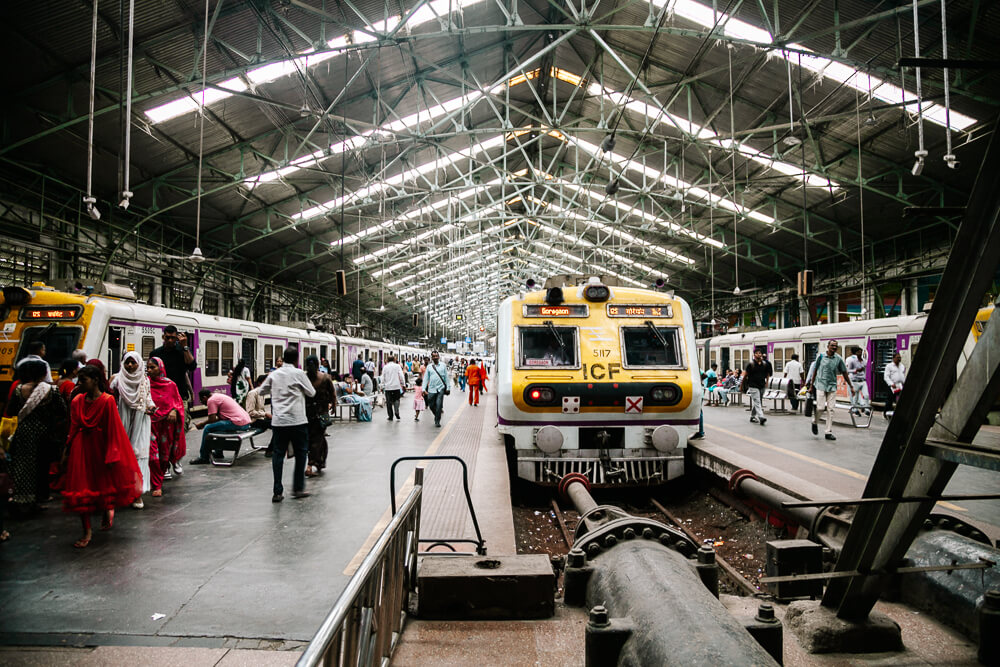 Elke dag maken 8 miljoen mensen gebruik van het openbaar vervoer in Mumbai India.