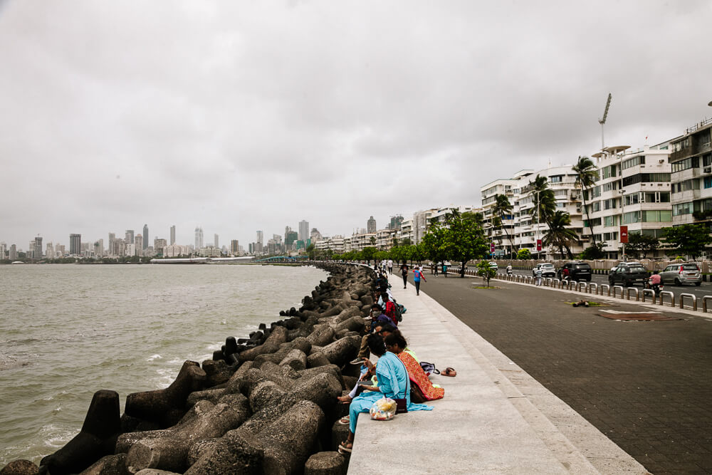 Marine Drive is dé boulevard van Mumbai, van 8 kilometer lang, met uitzicht over Arabische zee en de talloze skyscrapers.