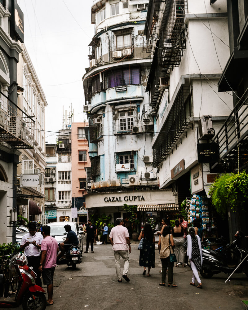 Kala Ghoda is een wijkje, bestaande uit kleine straatjes met verschillende bars en winkels van Indiase designers.