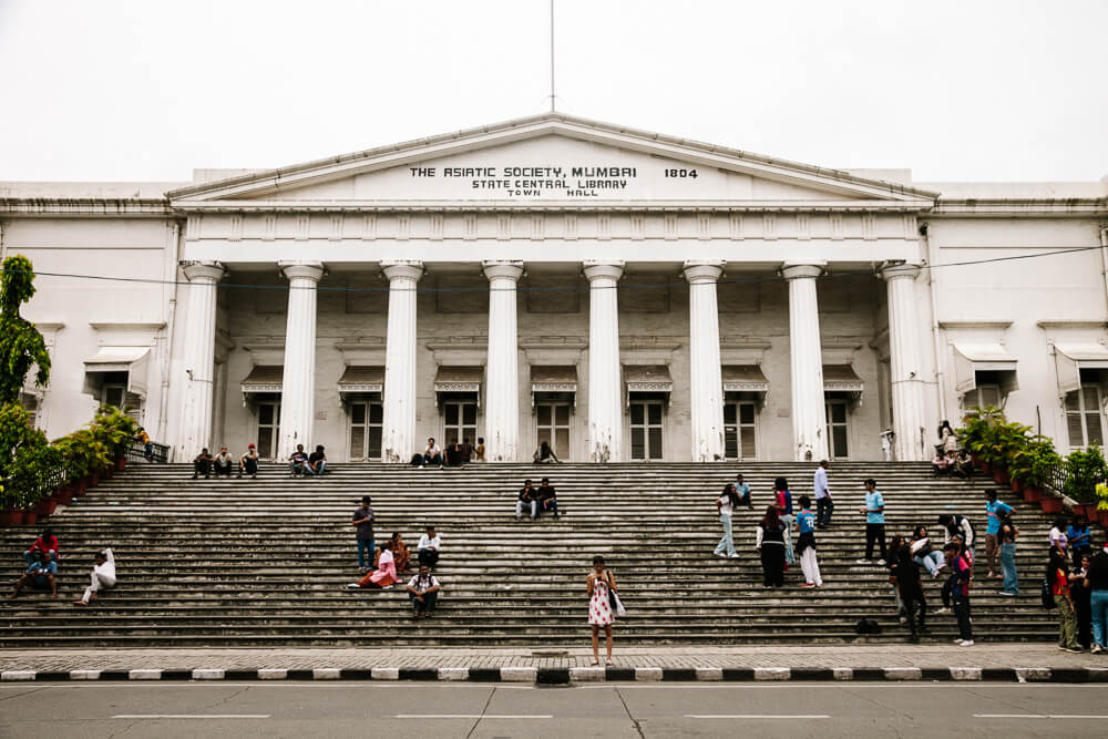 In the Fort Bombay district you will find interesting Victorian-style buildings and sights such as the Royal Asiatic Library and St. Thomas Cathedral, Mumbai's oldest church.