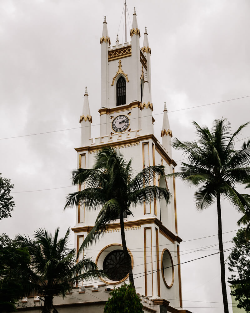 In the Fort Bombay district you will find interesting Victorian-style buildings and sights such as the Royal Asiatic Library and St. Thomas Cathedral, Mumbai's oldest church.