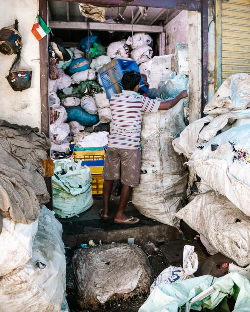 Dharavi is met ongeveer 1 miljoen inwoners een van de grootste sloppenwijken van Mumbai en staat bekend om haar productie en omzet van 1 miljard dollar per jaar. 