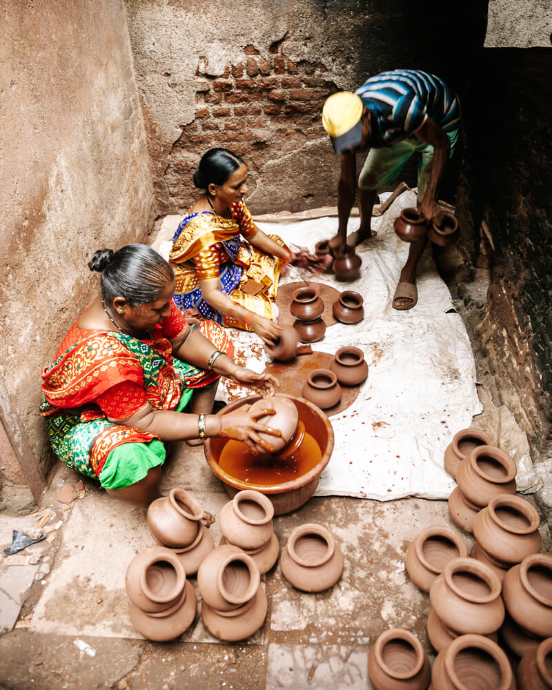 Dharavi is met ongeveer 1 miljoen inwoners een van de grootste sloppenwijken van Mumbai en staat bekend om haar productie en omzet van 1 miljard dollar per jaar. 