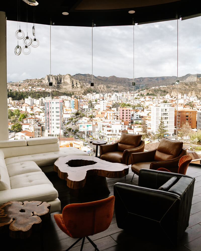 Een reden op zich om in Hotel Mitru Sur te overnachten is de fantastische skybar die uitzicht biedt over La Paz en omgeving.