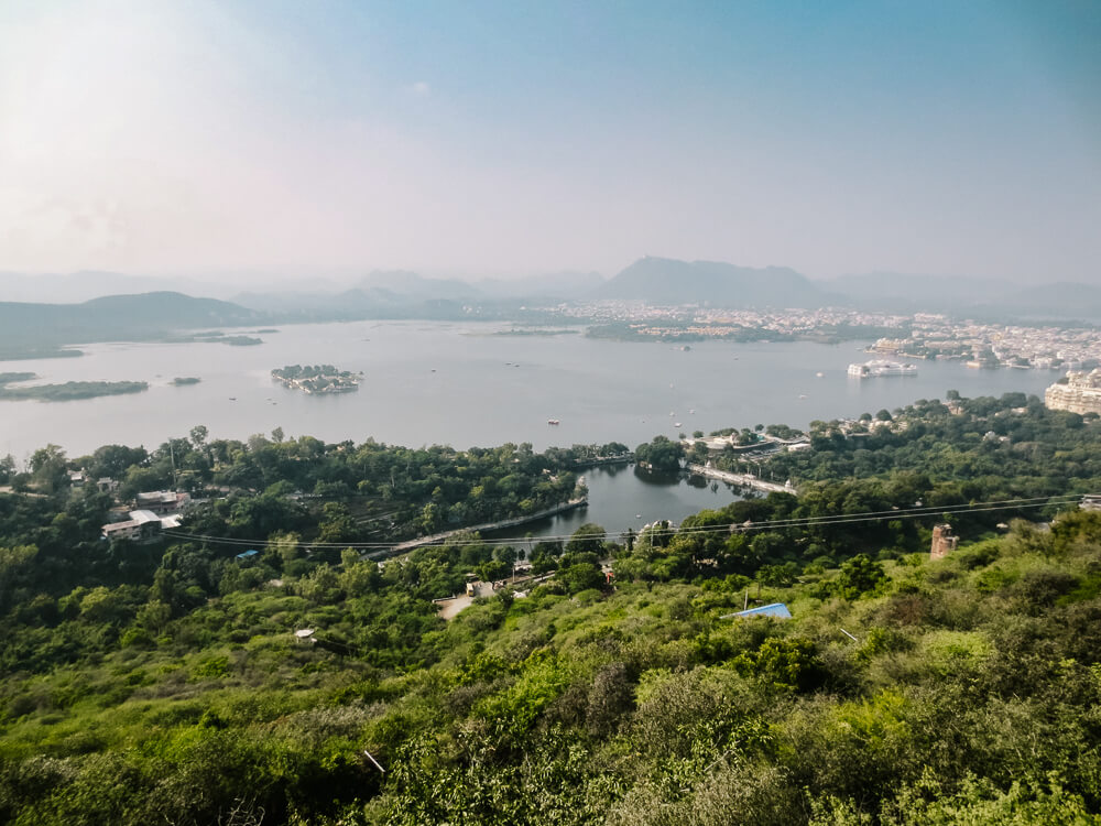 Een van de activiteiten die je wat mij betreft niet mag missen als je in Udaipur India bent is een rit met de kabelbaan naar de Karni Mata.