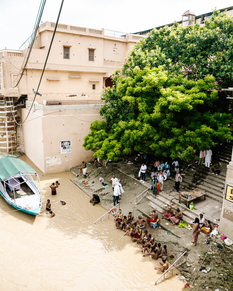 Varanasi staat bekend om haar ghats, trappen die naar de Ganges leiden. 