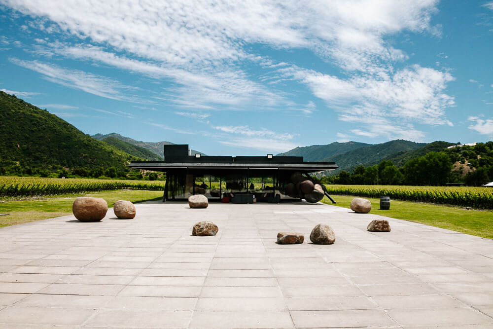 Restaurant Pavillion is located in Viña Vik next to the winery, in the middle of the vineyards and serves fresh lunch dishes. 