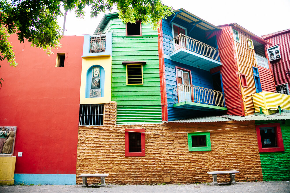 Als je foto’s over Buenos Aires ziet, is de kans groot dat je El Caminito voorbij ziet komen, met haar talloze gekleurde, van hout en golfplaat gemaakte huisjes.