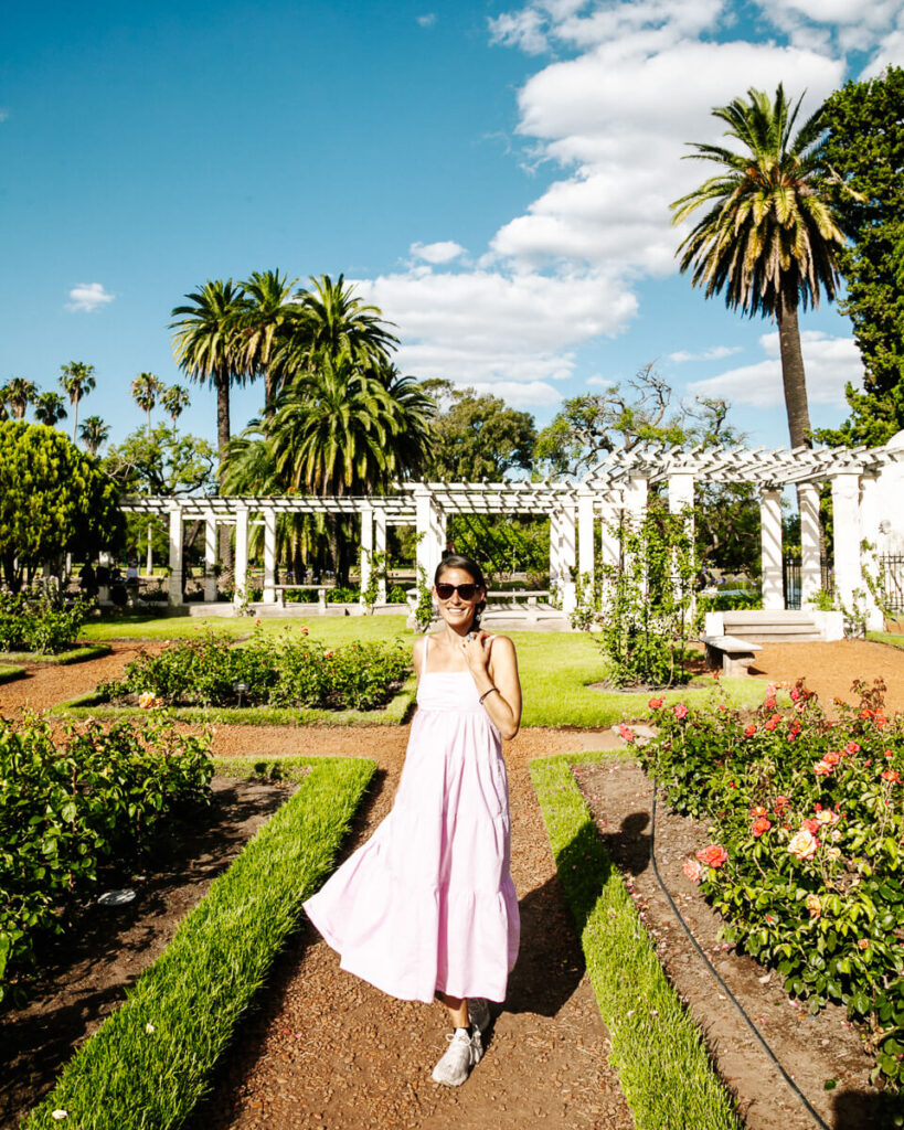 Bosques de Palermo is een stadspark met bezienswaardigheden, zoals het Rosedal, een rozenpark met meer dan 18.000 rozenstruiken en een meer, waar je kunt wandelen en picknicken. 