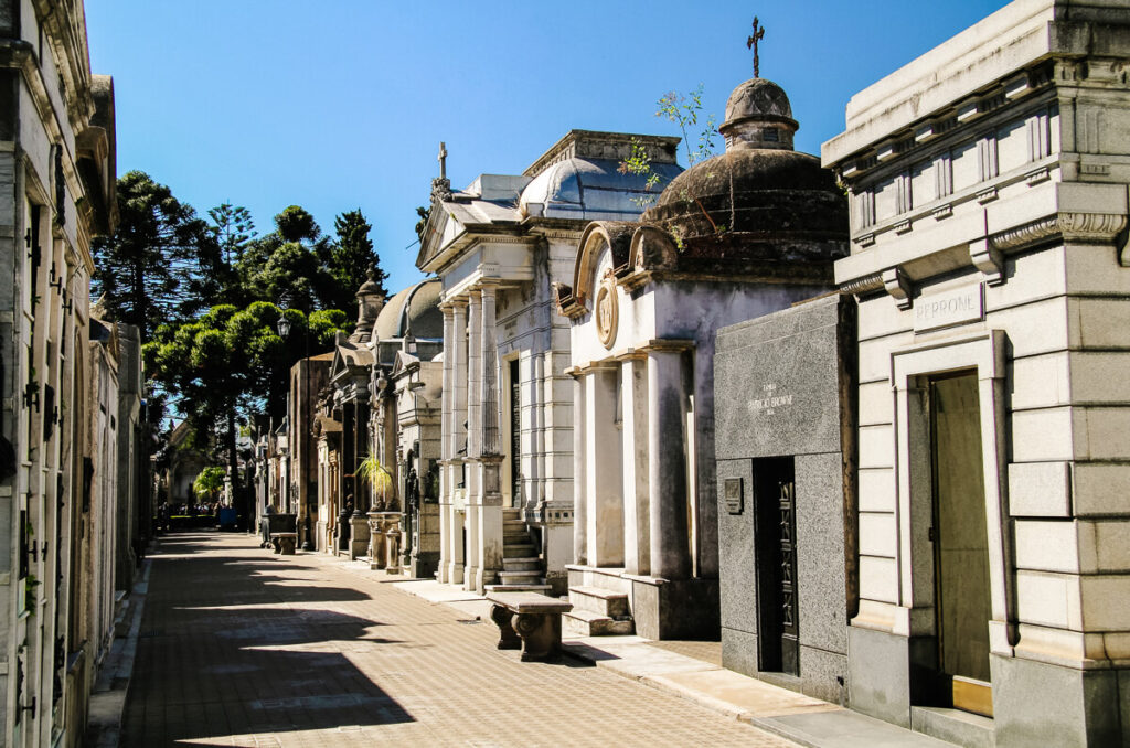 Een van de typische bezienswaardigheden in Buenos Aires is de Recoleta begraafplaats, bekend om haar architectonische meesterwerken en grafstenen van beroemde Argentijnen waaronder Eva Perón. 