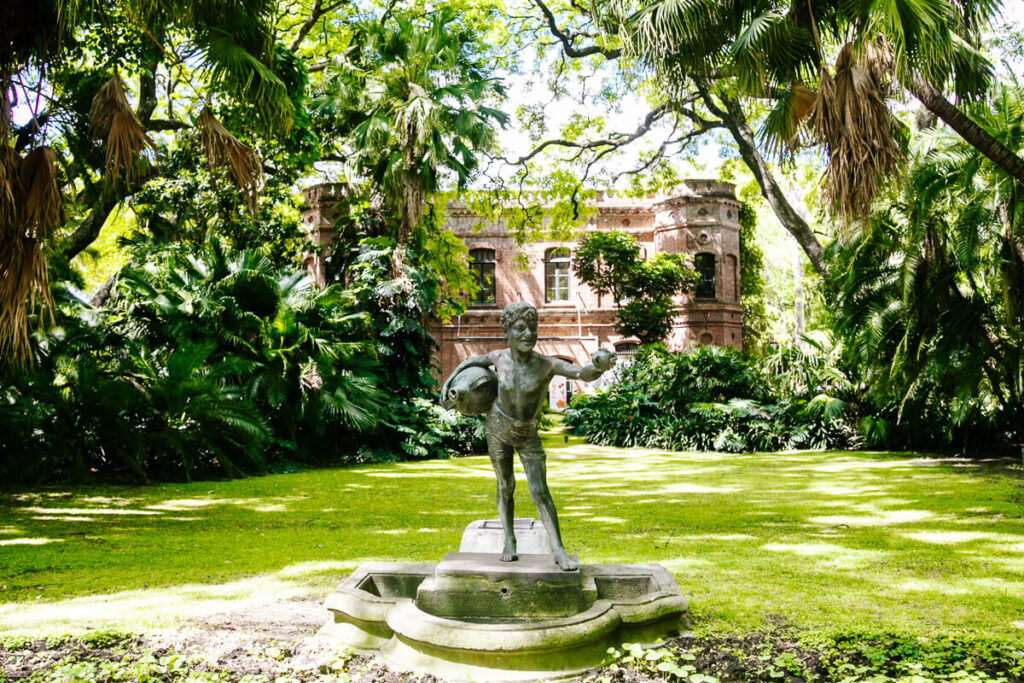 De Botanische Tuin Carlos Thays in Buenos Aires ligt vlakbij het drukke Plaza Italia kruispunt en is een kleine oase in de stad, ontworpen door de Franse tuinarchitect Carlos Thays. 