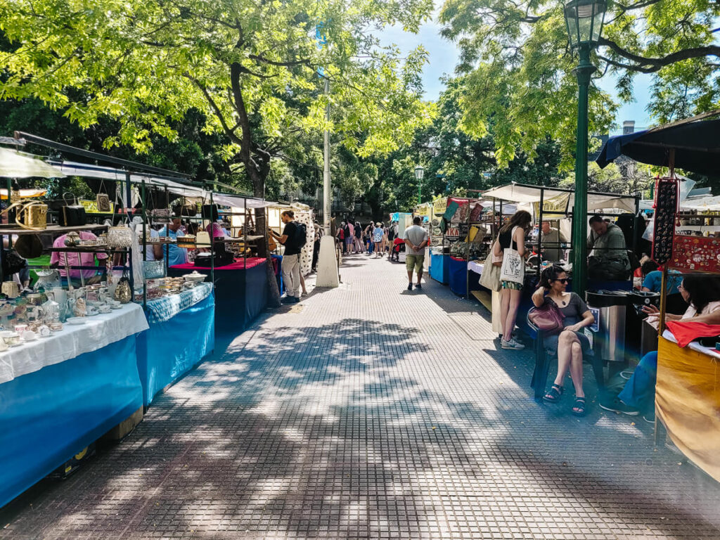 In het weekend is Plaza Dorrego het centrum van een grote antiekmarkt en vind je in Calle Defensa talloze marktkraampjes en muzikanten.