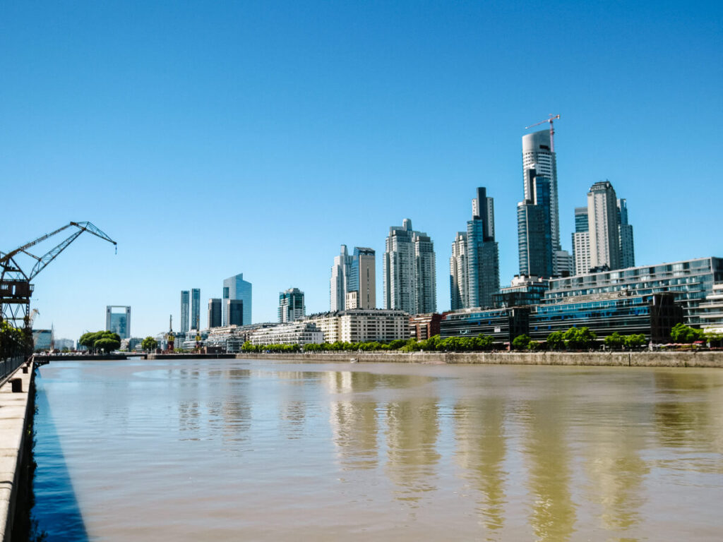 De wijk Puerto Madero, geleden in het centrum van de stad, is een van de meest populaire bezienswaardigheden en plekken in Buenos Aires.