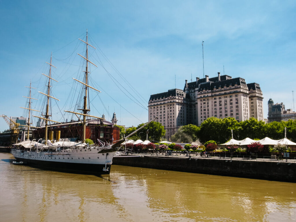 De wijk Puerto Madero, geleden in het centrum van de stad, is een van de meest populaire bezienswaardigheden en plekken in Buenos Aires.