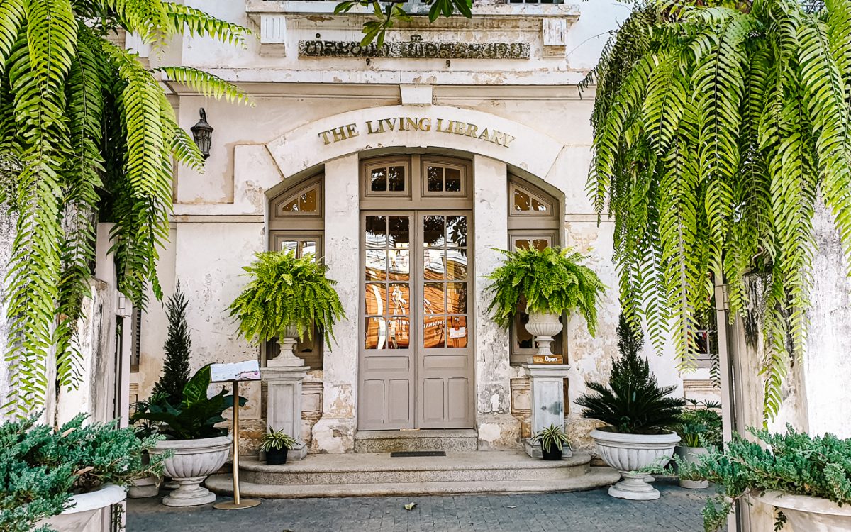 The French influences are still clearly visible in Vientiane, due to the architecture and the many French bakeries and cafes. 