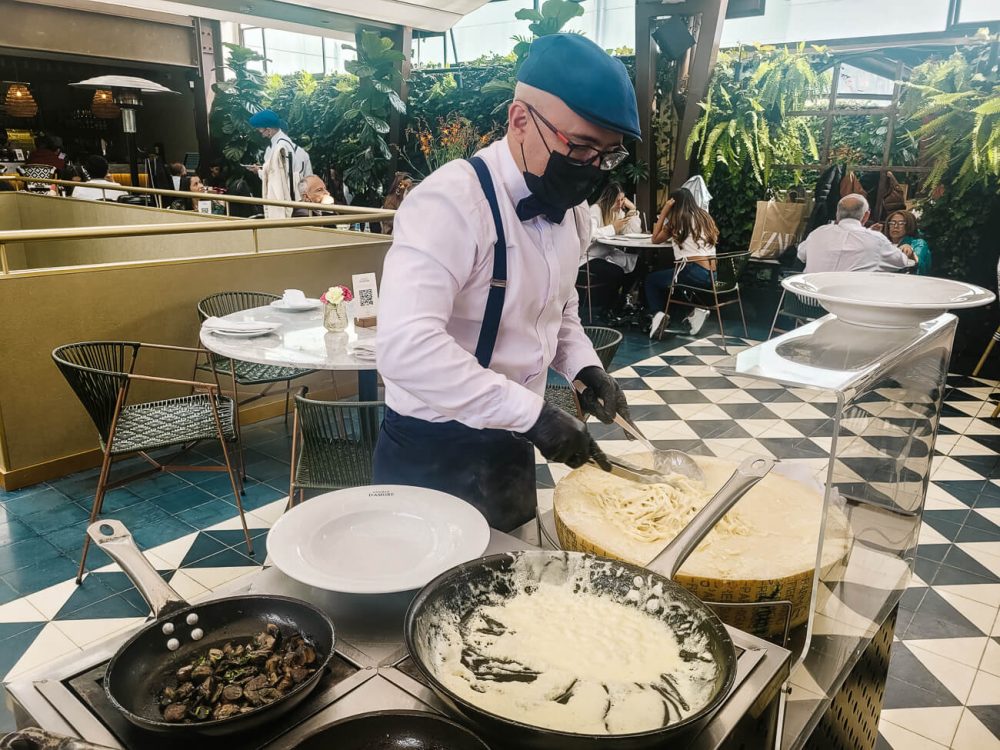 Pasta die wordt bereid aan tafel, bij Storia d’Amore restaurant.