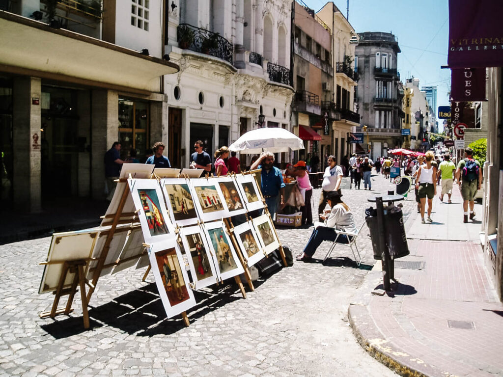 In het weekend is Plaza Dorrego het centrum van een grote antiekmarkt en vind je in Calle Defensa talloze marktkraampjes en muzikanten.