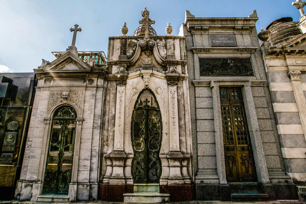 Een van de typische bezienswaardigheden in Buenos Aires is de Recoleta begraafplaats, bekend om haar architectonische meesterwerken en grafstenen van beroemde Argentijnen waaronder Eva Perón. 