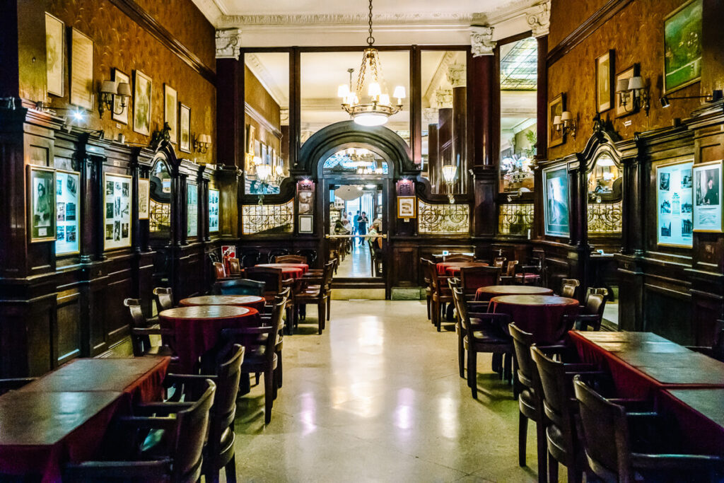 Buenos Aires staat bekend om haar bares notables, historische bars en cafés die je op verschillende plekken in de stad tegenkomt. 