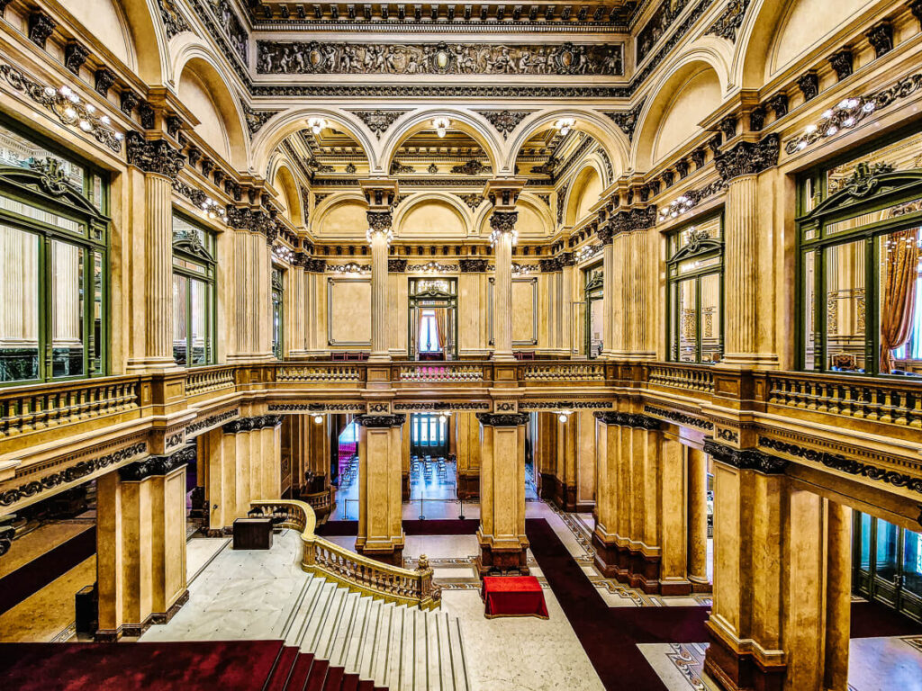 Het Teatro Colón wordt gezien als een van de mooiste operahuizen ter wereld en bezienswaardigheden in Buenos Aires als je van kunst en cultuur houdt. 