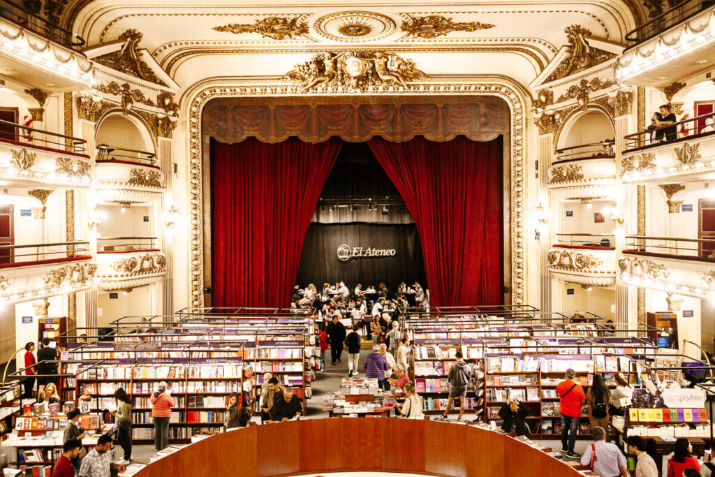 De mooiste boekwinkel in Buenos Aires die tevens behoort tot een van de bezienswaardigheden van de stad is El Ateneo Grand Splendid, gevestigd in een voormalig theater. 