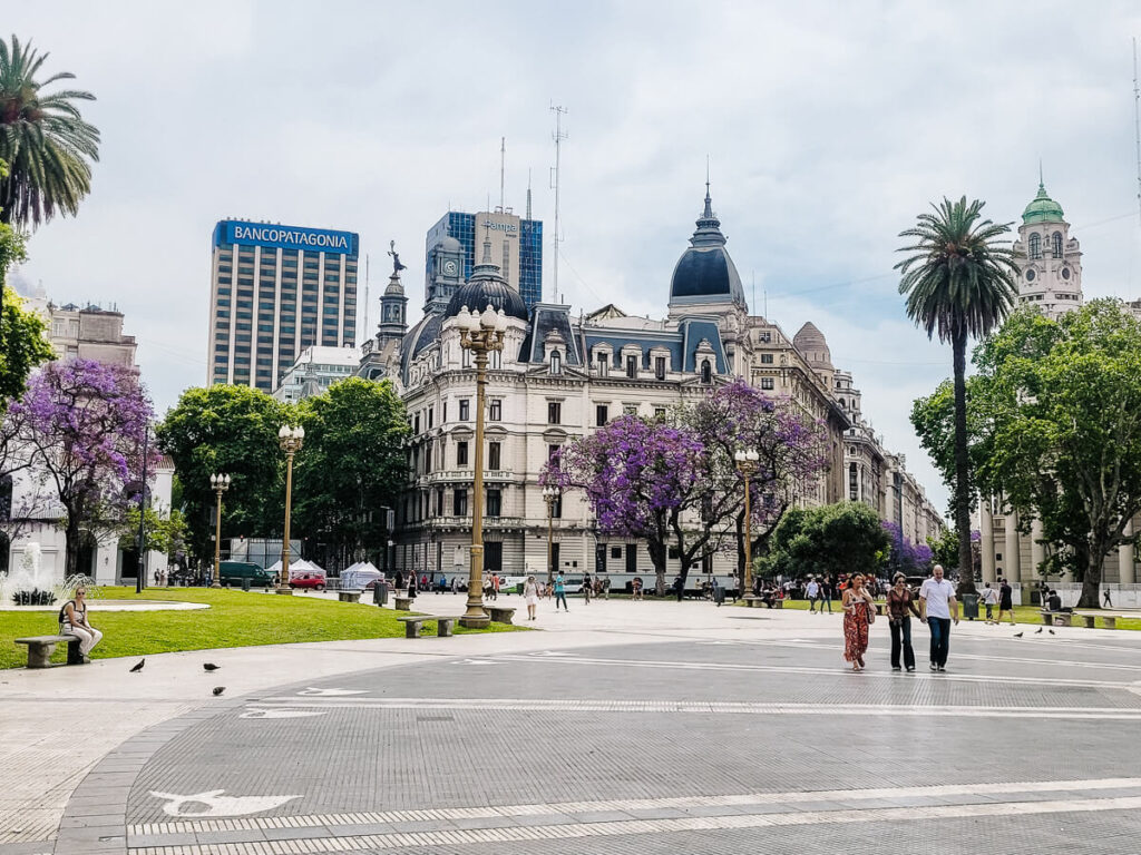 Het centrum van Buenos Aires biedt talloze iconische bezienswaardigheden die je door middel van een tour of op eigen houtje kunt bezoeken. 