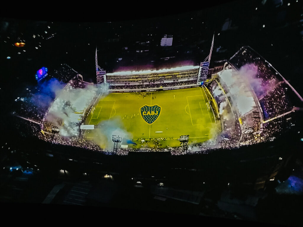 Een rondleiding door het stadion van Boca Juniors, la Bombonera, is een van de meest populaire bezienswaardigheden in Buenos Aires, waar je de passie voor Argentijns voetbal kunt ervaren.